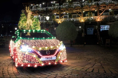 Có gì đặc biệt ở những chiếc Nissan Leaf được trang trí lung linh như cây thông Noel?