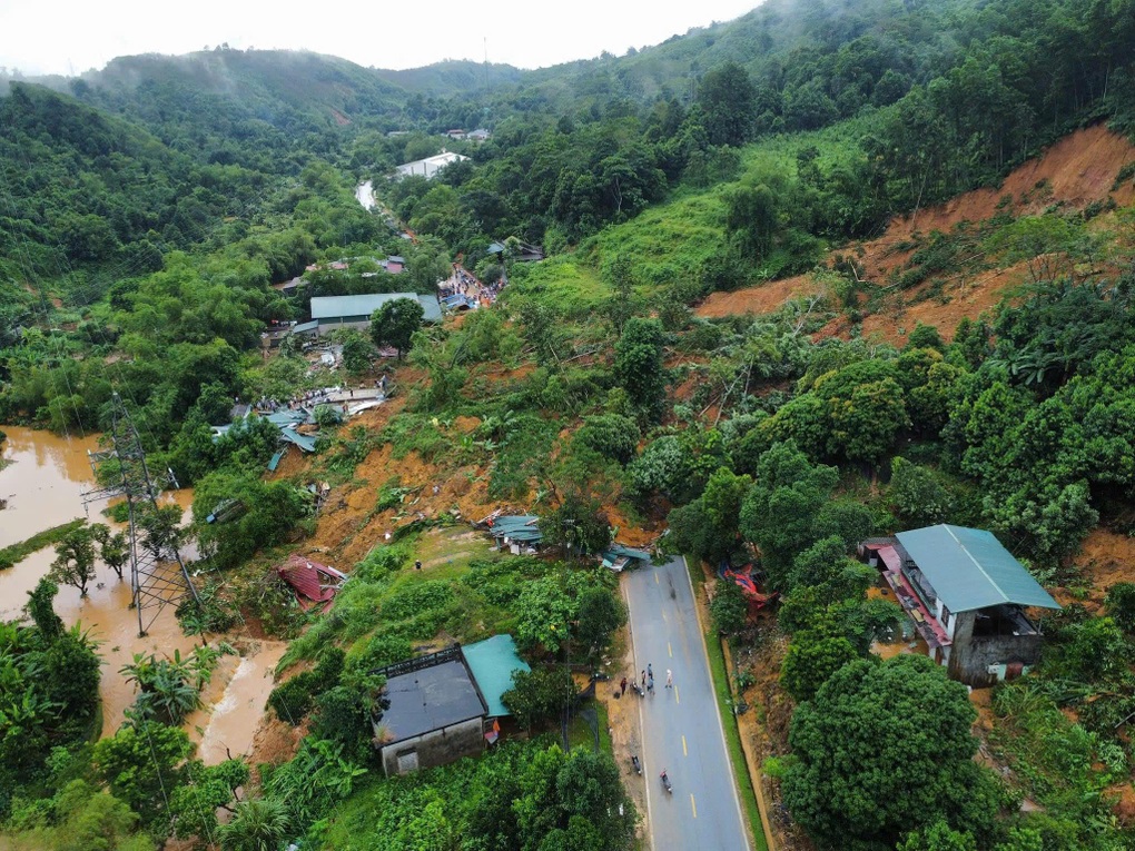 Sạt lở ở Hà Giang: Tài xế kể phút thoát chết, xe văng xa 20m kẹt ở khe suối - 2 Sạt lở ở Hà Giang: Tài xế kể phút thoát chết, xe văng xa 20m kẹt ở khe suối - 2