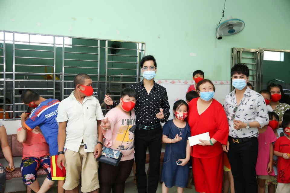 Dù loạt show bị hoãn, Ngọc Sơn vẫn ủng hộ Đà Nẵng và trẻ mồ côi chống dịch - 1 Dù loạt show bị hoãn, Ngọc Sơn vẫn ủng hộ Đà Nẵng và trẻ mồ côi chống dịch - 1