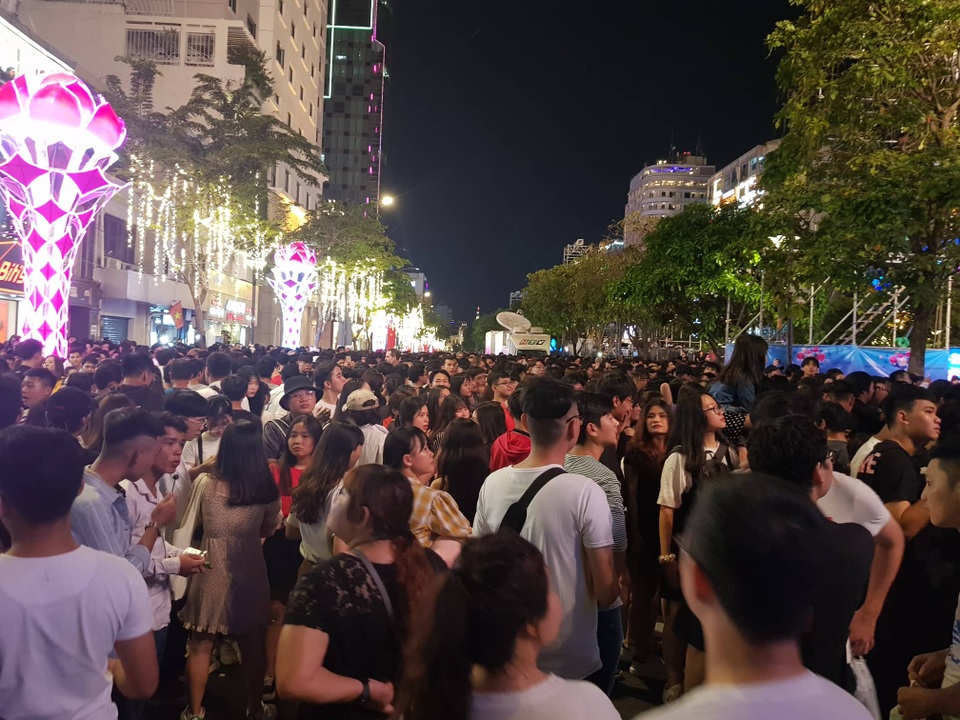 Biển người hân hoan chào năm mới 2020 - 65 Biển người hân hoan chào năm mới 2020 - 65