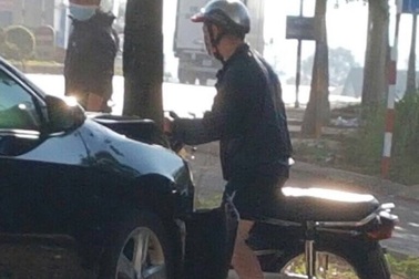 Tạm giữ đối tượng dùng mã tấu, bom bẩn uy hiếp chủ doanh nghiệp