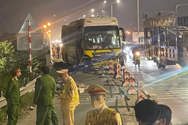 Xe khách mất lái tông vào xe máy trên cầu Thanh Trì khiến 2 người tử vong