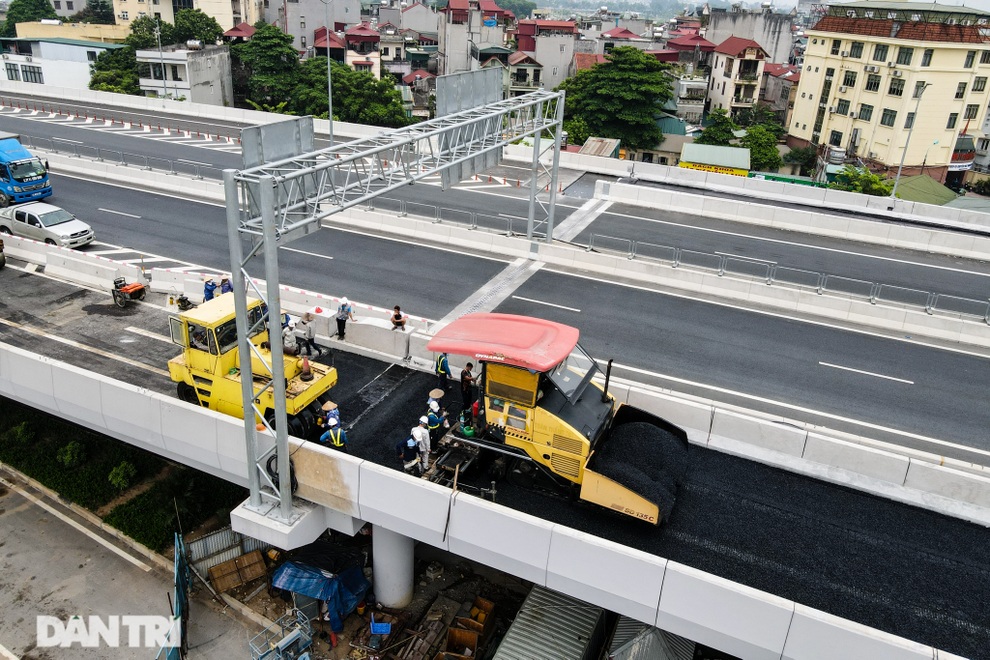 Gấp rút thảm nhựa 6 nhánh nối cầu cạn 5.000 tỷ với đường vành đai 3 - 2 Gấp rút thảm nhựa 6 nhánh nối cầu cạn 5.000 tỷ với đường vành đai 3 - 2