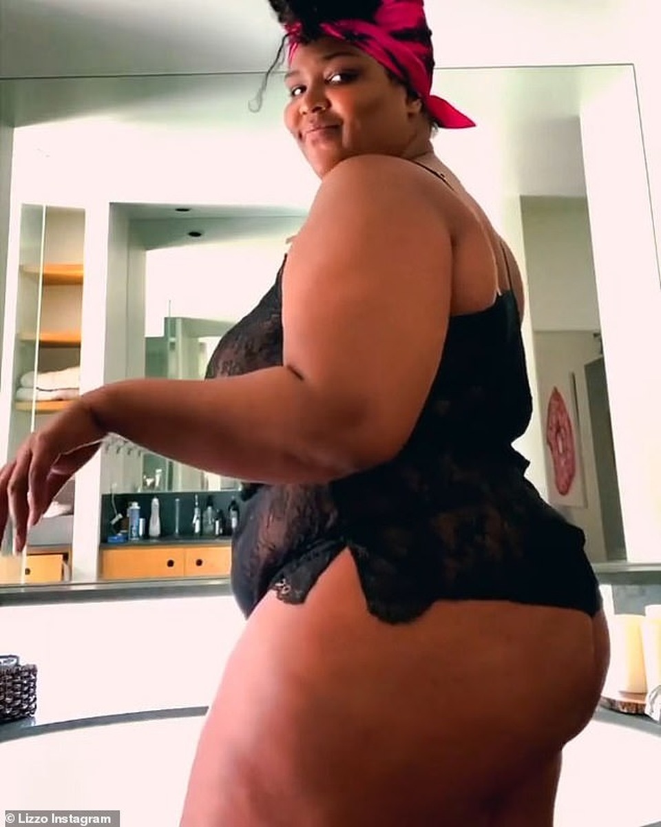 Đường cong bốc lửa của Megan Thee Stallion - 4 Đường cong bốc lửa của Megan Thee Stallion - 4