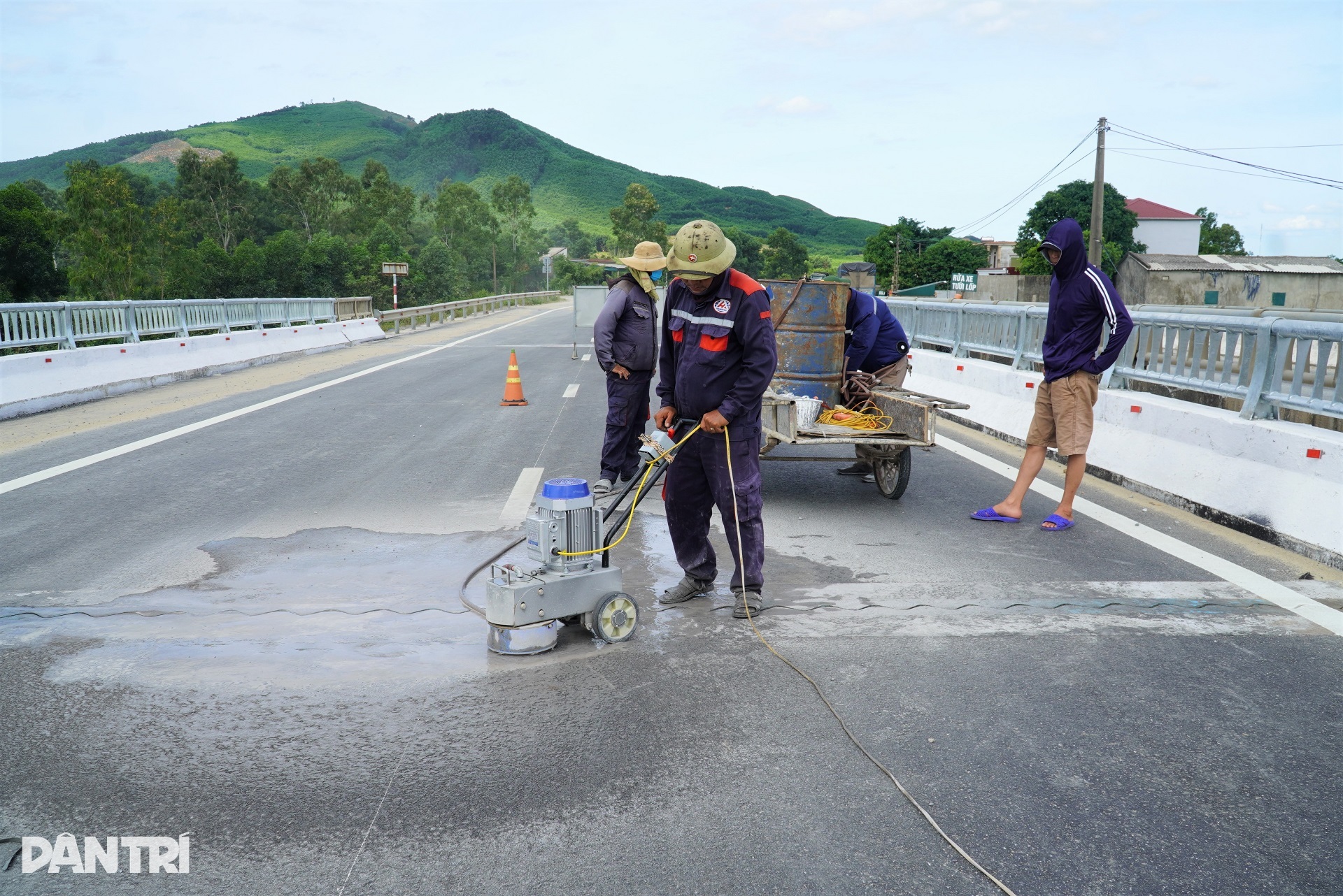Cây cầu chống nạng gỗ trên quốc lộ 1A giờ ra sao? - 2 Cây cầu chống nạng gỗ trên quốc lộ 1A giờ ra sao? - 2
