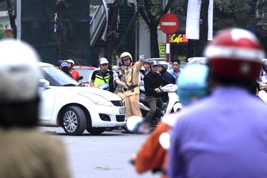 Nhiều người Hà Nội vô tư vượt đèn đỏ dưới hệ thống camera giám sát