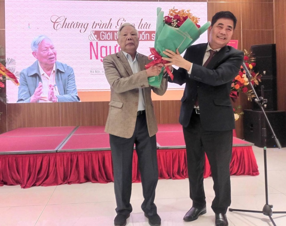 Vị Bộ trưởng đội mũ cối, quần xắn cao, mặc áo mưa đi trong bão lũ - 1 Vị Bộ trưởng đội mũ cối, quần xắn cao, mặc áo mưa đi trong bão lũ - 1