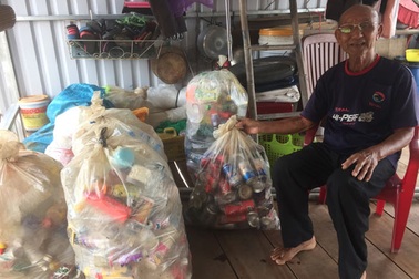 Chuyện tình cặp đôi U90 "nhặt phế liệu nuôi tình yêu" trên sông nước