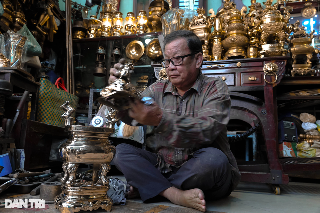 Hốt bạc triệu mỗi ngày dịp Tết nhờ đánh bóng lư đồng - 1 Hốt bạc triệu mỗi ngày dịp Tết nhờ đánh bóng lư đồng - 1