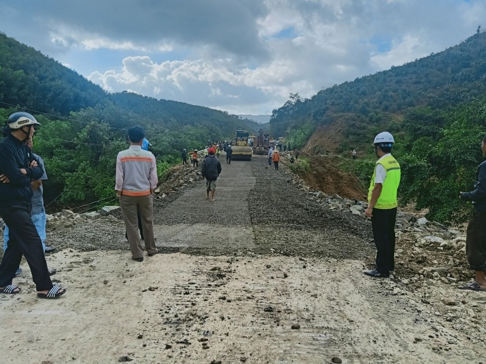Chính thức thông tuyến QL 26 sau 3 ngày tê liệt vì sạt lở  - 3 Chính thức thông tuyến QL 26 sau 3 ngày tê liệt vì sạt lở  - 3