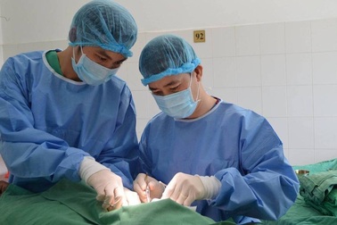 Hoại tử vòng một vì bơm silicon lỏng trực tiếp