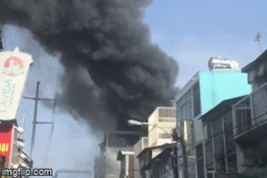 Cháy 5 căn nhà ở trung tâm Sài Gòn, người dân ôm đồ tháo chạy