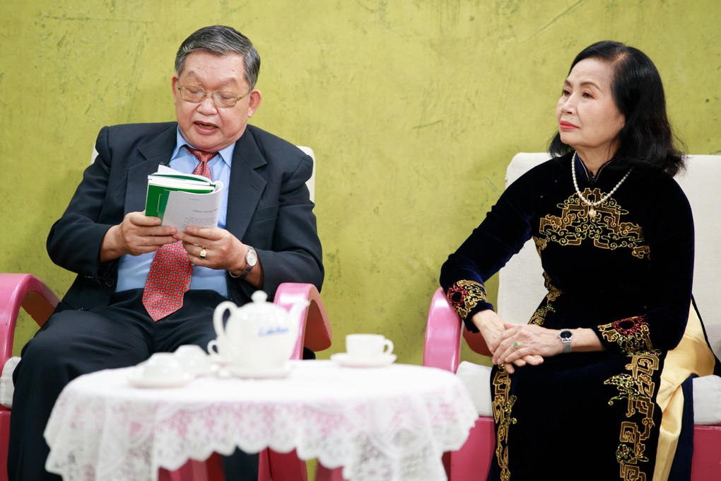 Chuyện tình vượt khói lửa chiến tranh của cựu chiến binh và cô hàng xóm - 2 Chuyện tình vượt khói lửa chiến tranh của cựu chiến binh và cô hàng xóm - 2