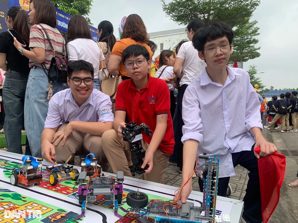 Học sinh có điểm 8 ở 3 môn chính không được thi lớp 6 trường CLC ở Hà Đông - 1 Học sinh có điểm 8 ở 3 môn chính không được thi lớp 6 trường CLC ở Hà Đông - 1