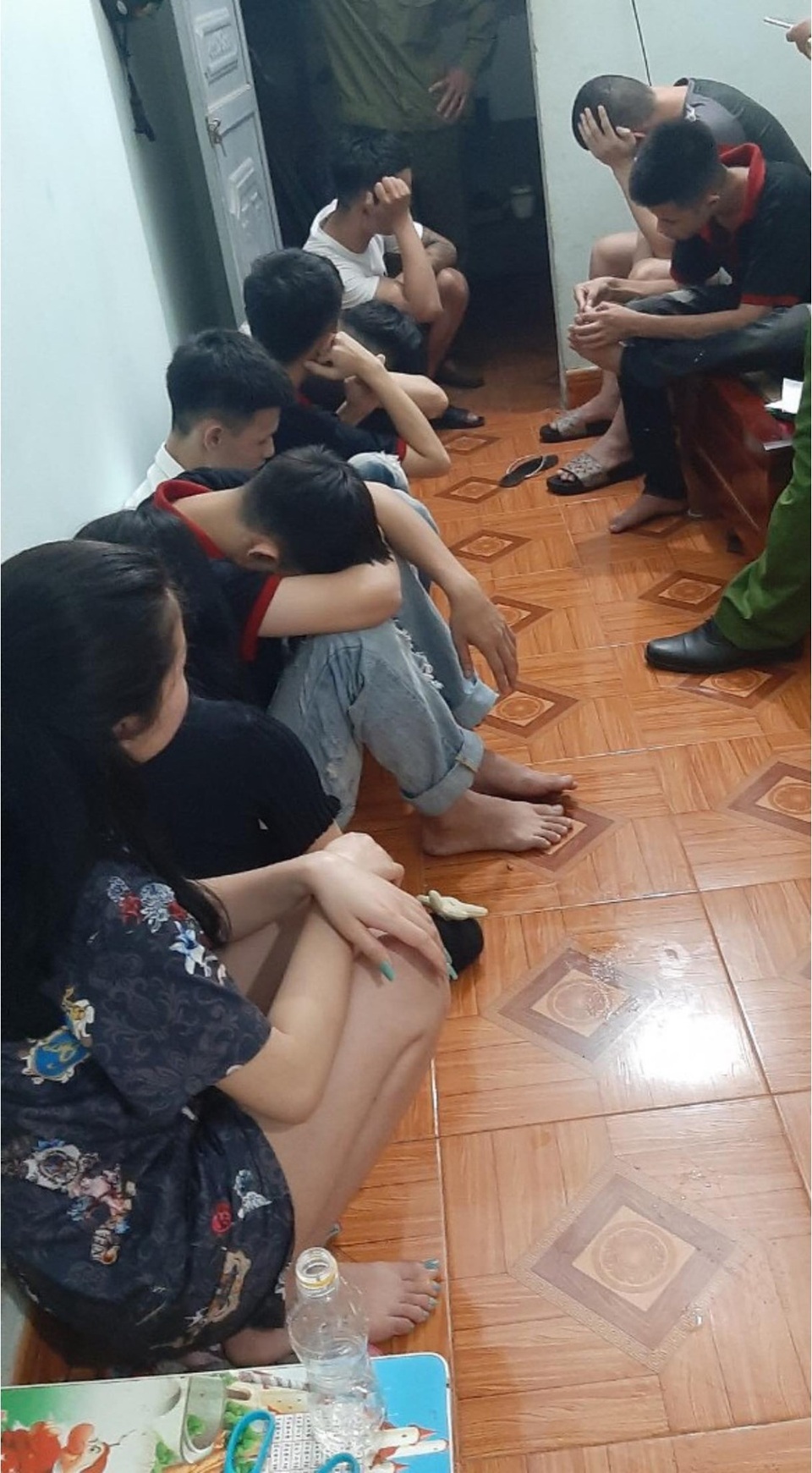 Nhân viên quán karaoke tụ tập trong phòng trọ sử dụng ma túy - 1 Nhân viên quán karaoke tụ tập trong phòng trọ sử dụng ma túy - 1