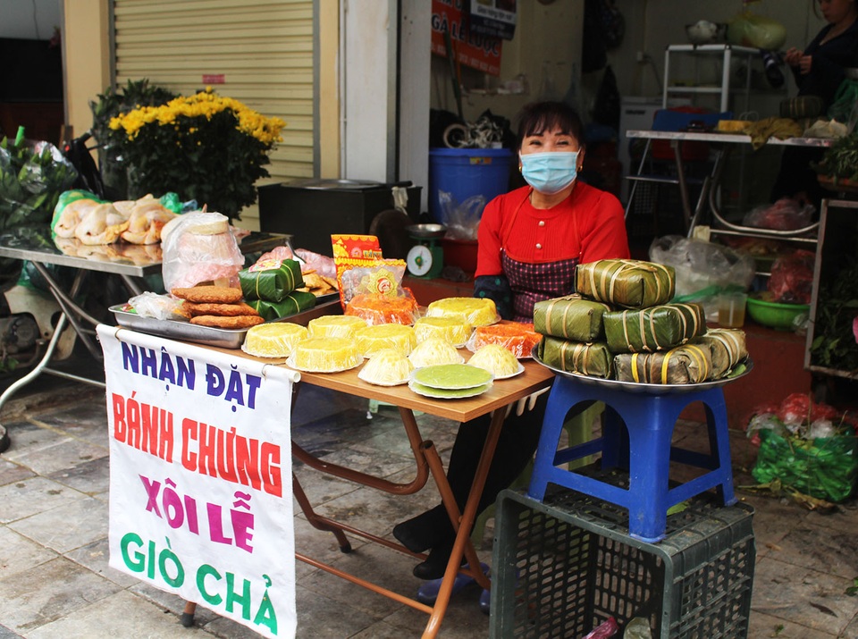 Gà ngậm hoa hồng đắt khách tại chợ nhà giàu Hà Nội ngày Rằm tháng Giêng - 7 Gà ngậm hoa hồng đắt khách tại chợ nhà giàu Hà Nội ngày Rằm tháng Giêng - 7