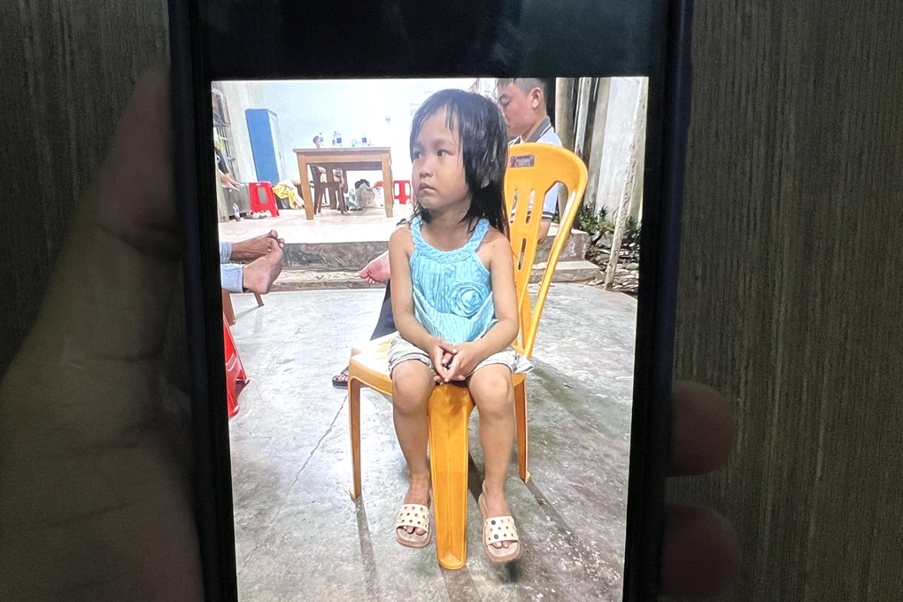 Bé gái đi lạc 7 ngày ở TPHCM có người đến nhận, nhưng không phải cha mẹ - 2 Bé gái đi lạc 7 ngày ở TPHCM có người đến nhận, nhưng không phải cha mẹ - 2