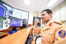 "Check var" phòng điều khiển đèn giao thông Hà Nội trong giờ cao điểm