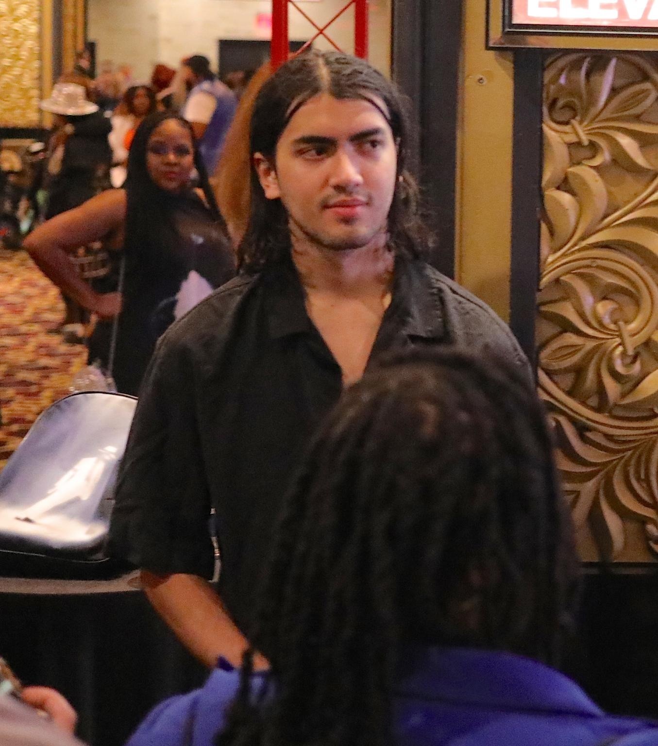 21歳になったマイケル・ジャクソンの末っ子が、男らしく成熟した容姿で話題を呼んでいる - 1 21 tuổi, cậu út nhà Michael Jackson gây sốt với vẻ nam tính, chững chạc - 1