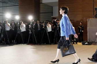 Mẫu túi xách của Thủ tướng Nhật Bản cháy hàng