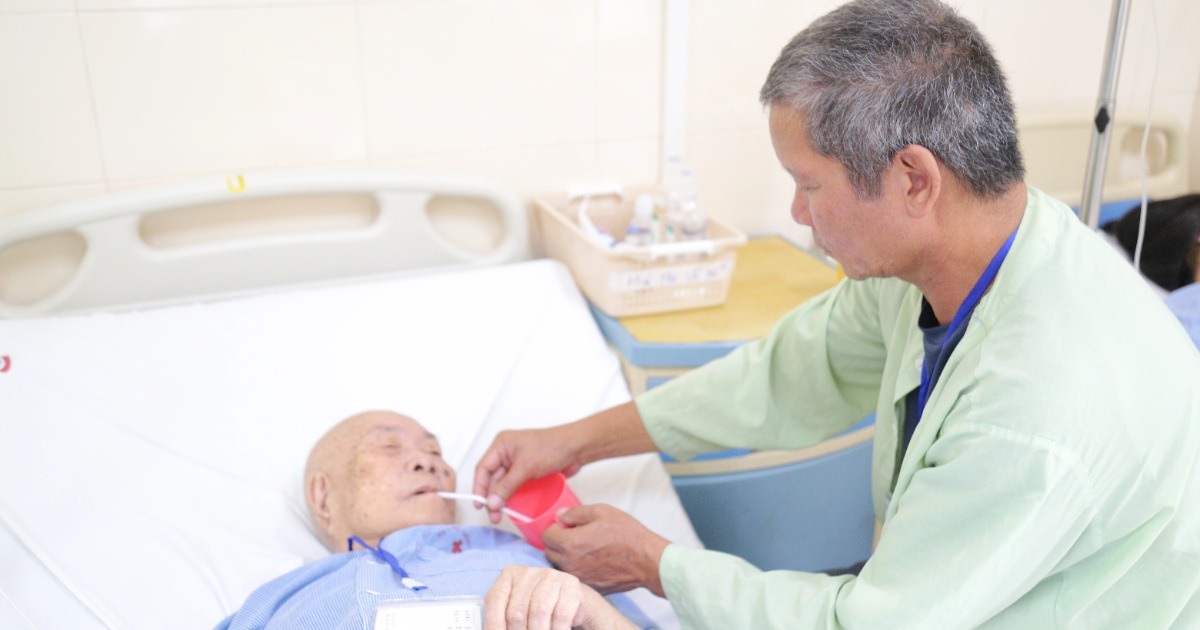 Bệnh nhân 96 tuổi được phẫu thuật ung thư trực tràng thành công