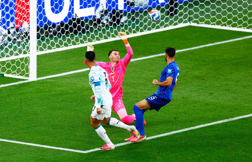 C.Ronaldo phá vỡ lời nguyền ở World Cup: Khát khao xé toạc bầu trời - 3