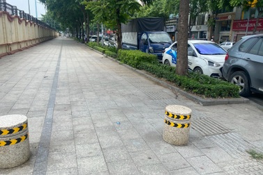 Đặt trụ đá trên vỉa hè: Xe đỗ dưới lòng đường lại đặt trụ dưới đường sao?