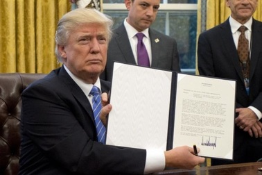 Chữ ký “như dây thép gai” nói gì về con người ông Trump?