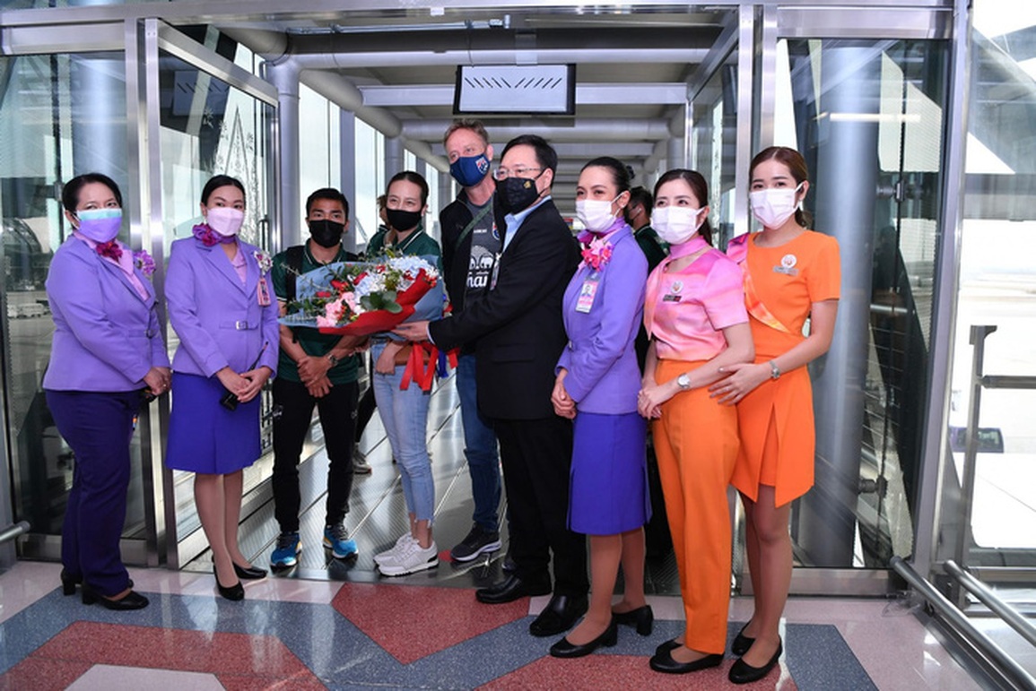Tuyển Thái Lan rước cúp vàng AFF Cup về nước, nhận cơn mưa tiền thưởng - 3 Tuyển Thái Lan rước cúp vàng AFF Cup về nước, nhận cơn mưa tiền thưởng - 3