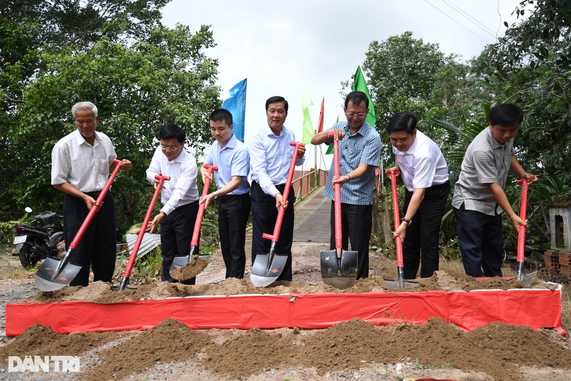Thêm một cây cầu Dân trí đưa ánh sáng tri thức đến vùng quê miền Tây - 5 Thêm một cây cầu Dân trí đưa ánh sáng tri thức đến vùng quê miền Tây - 5