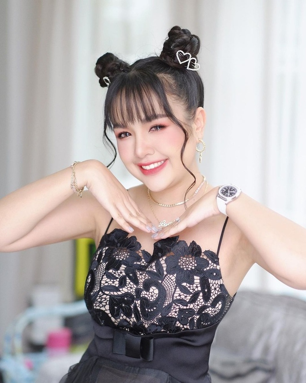 Nữ ca sĩ Thái Lan nhận gạch đá vì diễn gợi cảm bên trẻ nhỏ - 1 Nữ ca sĩ Thái Lan nhận gạch đá vì diễn gợi cảm bên trẻ nhỏ - 1