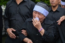 Hàng nghìn người dân xếp hàng vào viếng Tổng Bí thư tại quê nhà Đông Hội