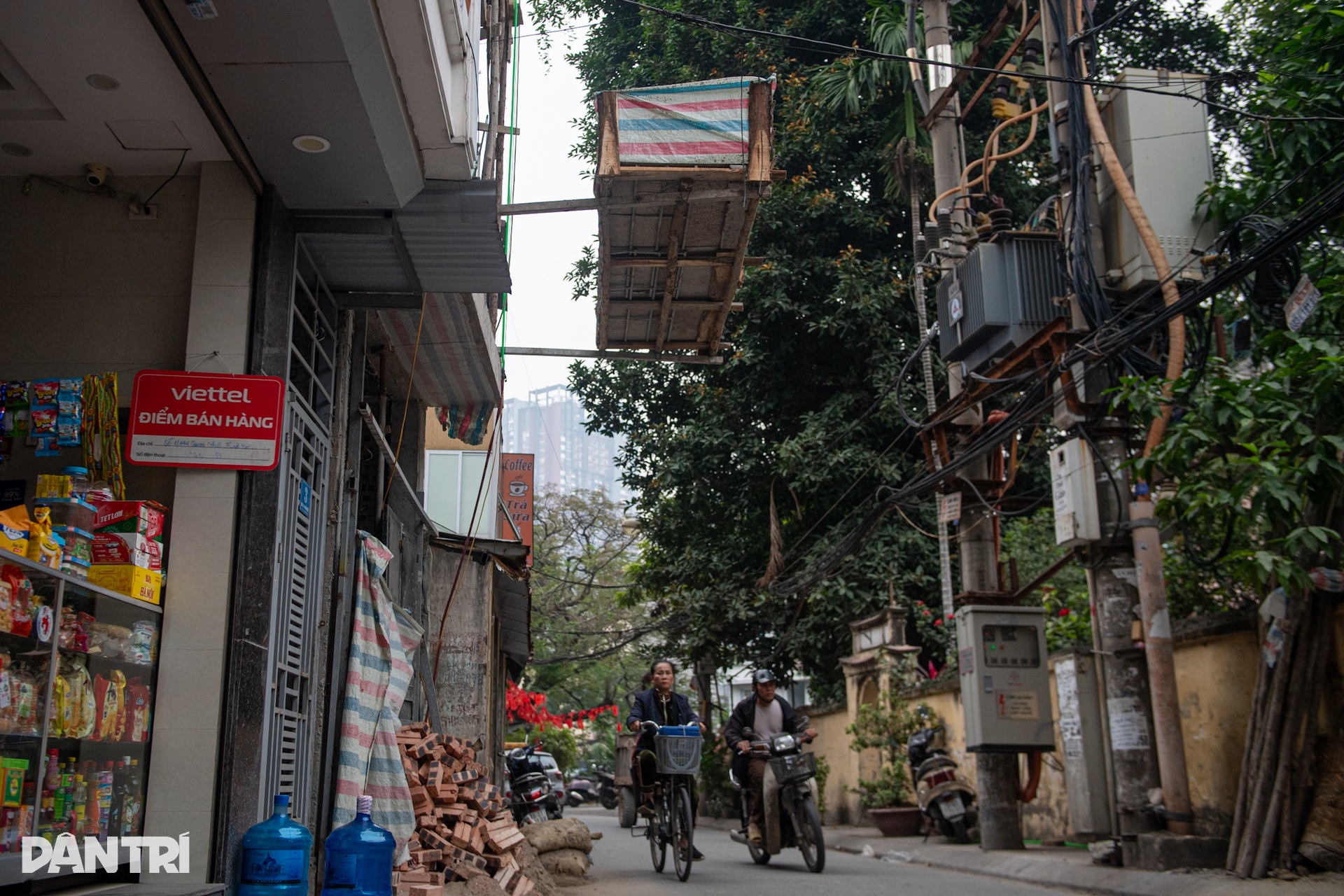 Hiểm nguy từ giàn giáo xây dựng treo lơ lửng trên đầu người dân Thủ đô - 3 Hiểm nguy từ giàn giáo xây dựng treo lơ lửng trên đầu người dân Thủ đô - 3