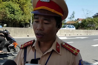 CSGT trao đổi với PV Dân trí