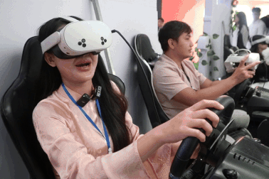 Người dân thích thú trải nghiệm 'lái xe trên đường Trường Sơn' giữa Thủ đô