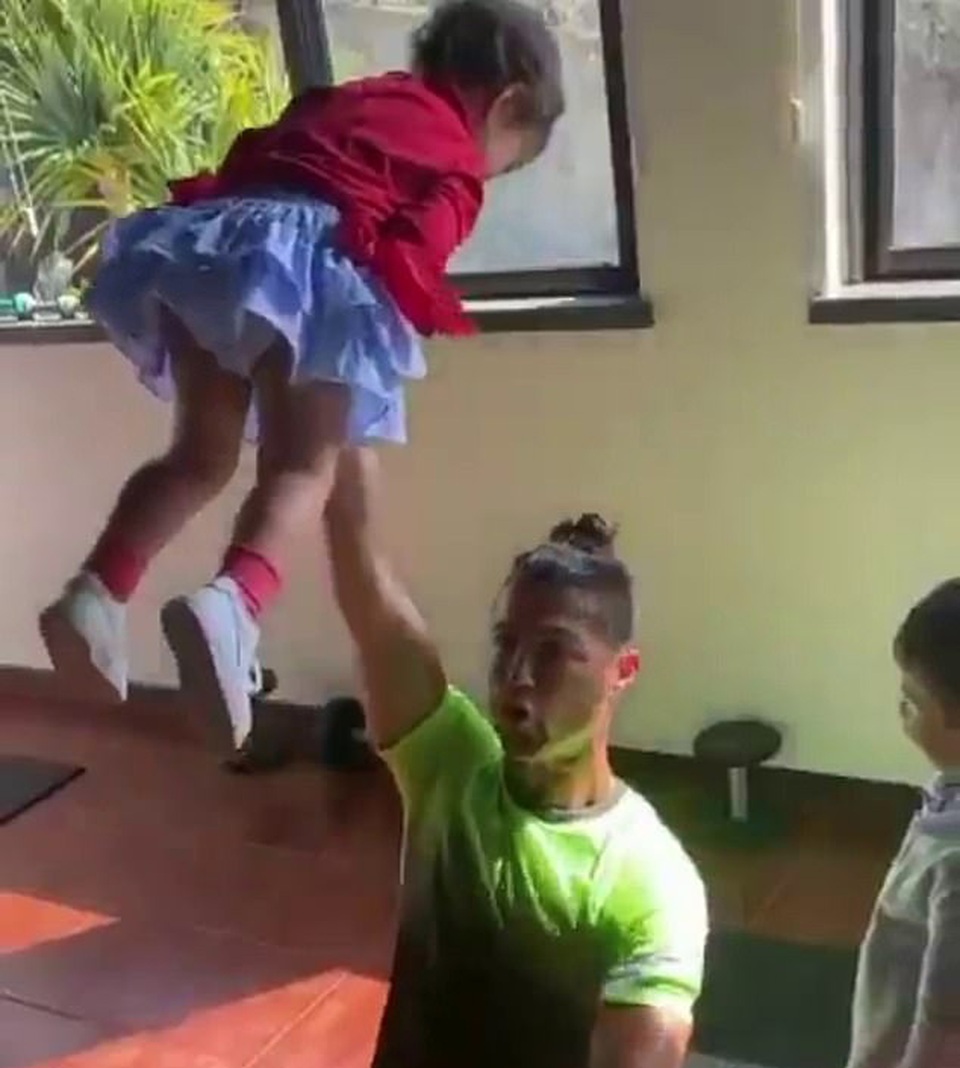 C.Ronaldo tập gym cùng… các con nhỏ - 2 C.Ronaldo tập gym cùng… các con nhỏ - 2