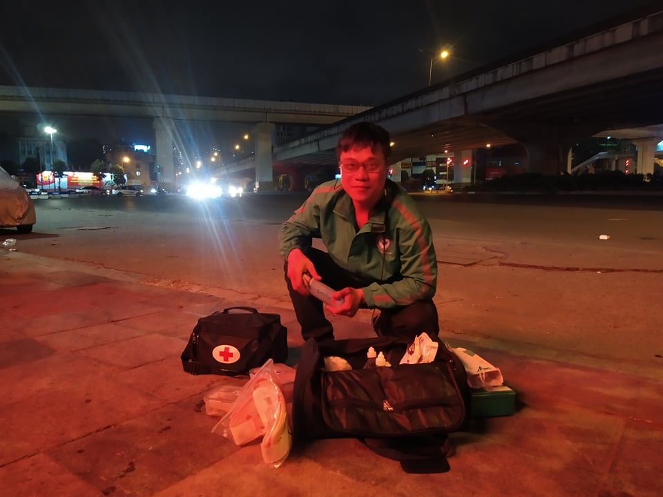 Câu chuyện lời xin lỗi không muộn màng của người làm sơ cứu tình nguyện - 1