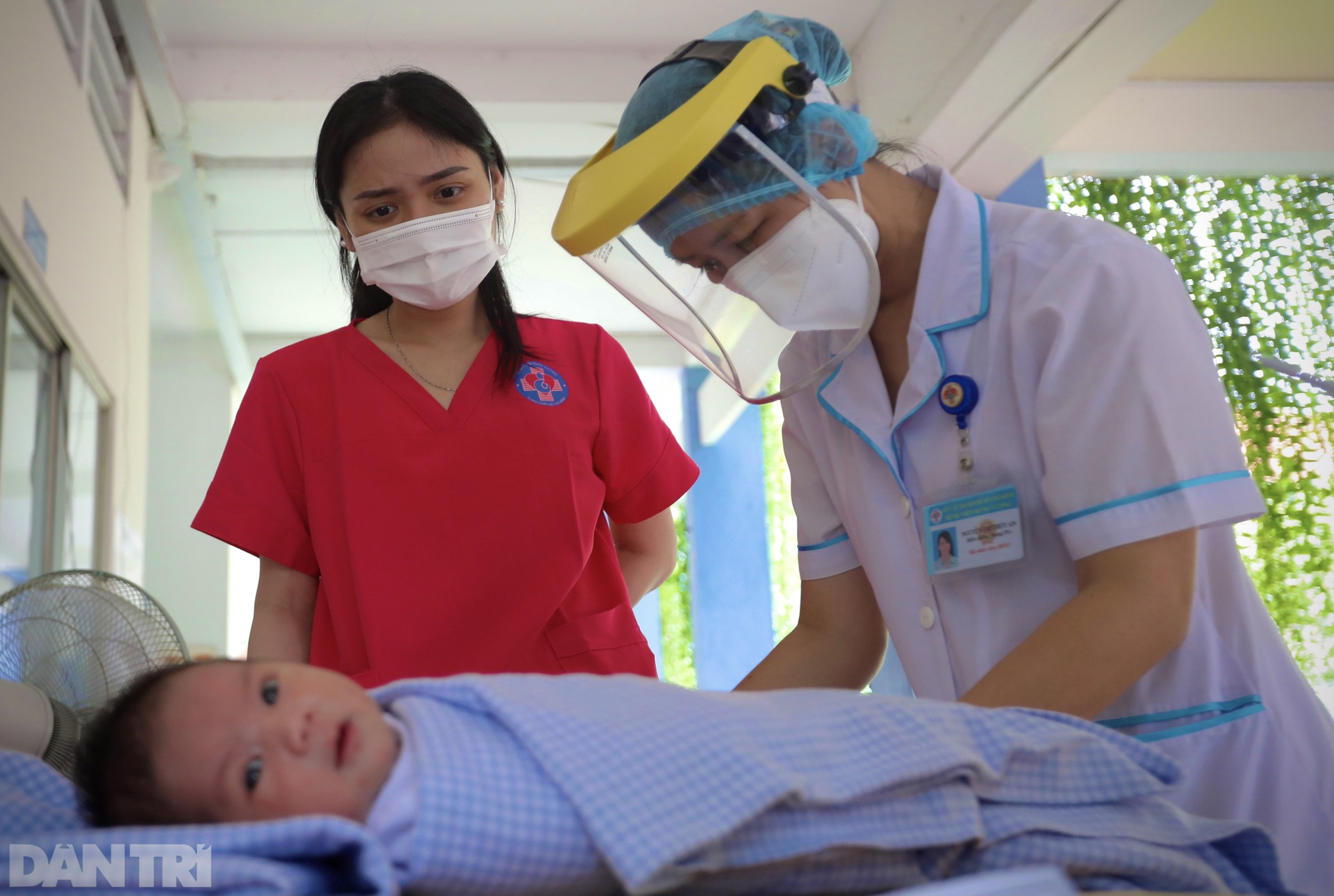 Khi tiếp viên hàng không làm bảo mẫu cho những trẻ sơ sinh có mẹ là F0 - 7 Khi tiếp viên hàng không làm bảo mẫu cho những trẻ sơ sinh có mẹ là F0 - 7