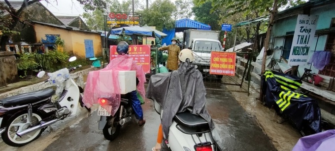 Dù trời mưa khá nặng hạt, người dân Huế vẫn cố gắng đem hàng đến chốt kiểm soát để tiếp tế cho bà con phía trong Cồn Hến