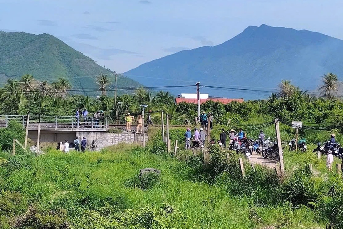 Người đàn ông nằm giữa đường ray bị tàu hỏa cán tử vong - 1