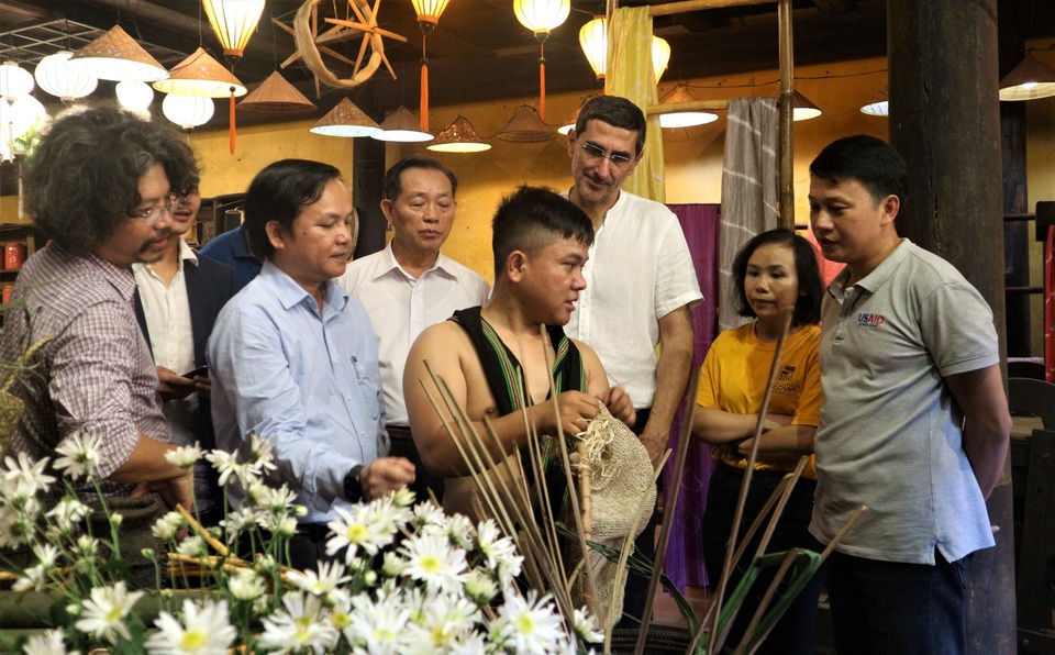 Khai trương trung tâm giới thiệu sản phẩm của người Cơtu phục vụ du lịch - 6 Khai trương trung tâm giới thiệu sản phẩm của người Cơtu phục vụ du lịch - 6