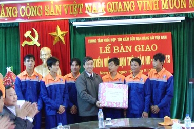 Cứu 6 thuyền viên hỏng tàu, hết lương thực trên biển