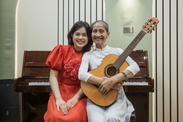 Từ cô bé gảy đàn bầu gây sốt 8 năm trước thành "hiện tượng nhạc đỏ" tuổi 18