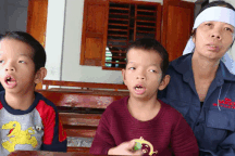 Mẹ già bật khóc: "Con mất, cháu bệnh, tôi chết cũng không nhắm được mắt"