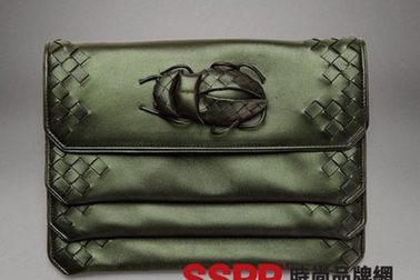 Làm dáng với BST túi của Victoria Beckham và Bottega Veneta