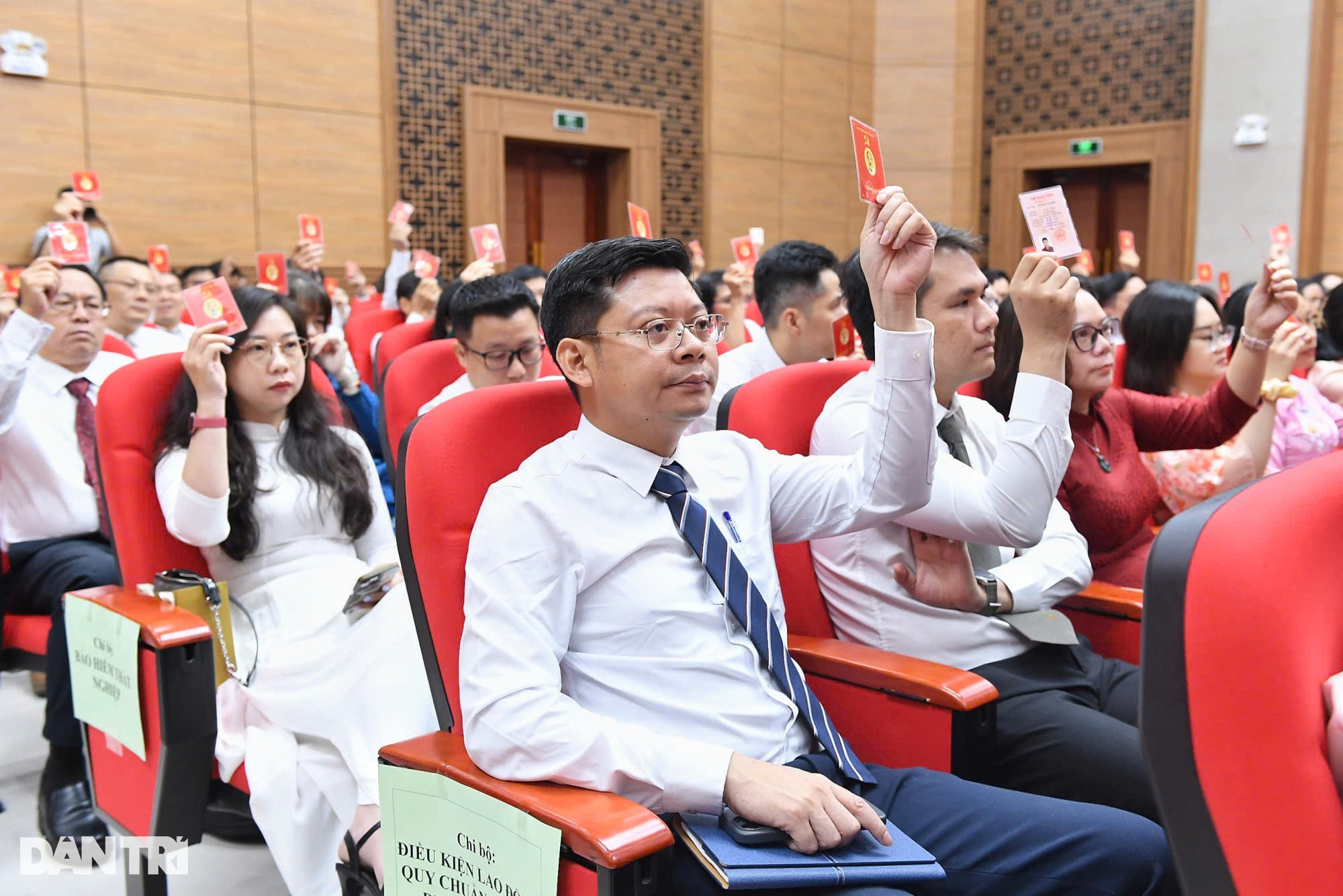 Xây dựng chính sách, mỗi cán bộ cần đặt cả tâm huyết và trách nhiệm - 9 Xây dựng chính sách, mỗi cán bộ cần đặt cả tâm huyết và trách nhiệm - 9
