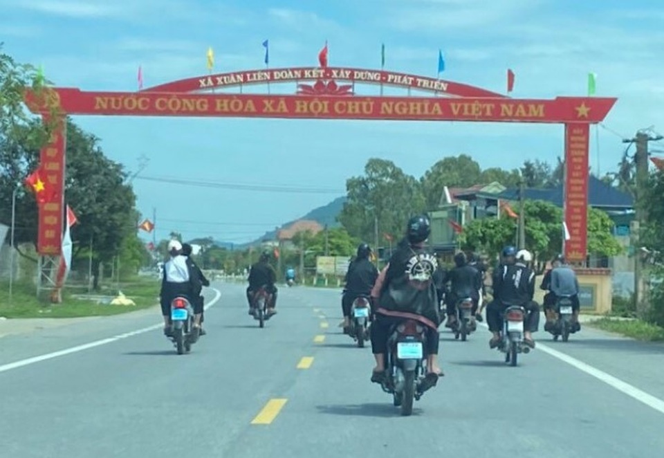 Những thanh thiếu niên thích tụ tập đi xe máy bằng một bánh - 2 Những thanh thiếu niên thích tụ tập đi xe máy bằng một bánh - 2