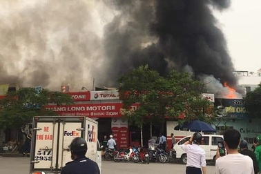 Quán thịt chó bất ngờ bốc cháy dữ dội