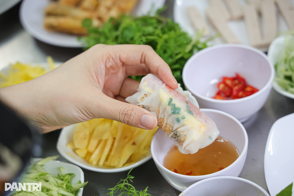 Hà Nội: Quán bánh ướt đĩa chồng đĩa, hút khách bởi cách ăn độc đáo - 5 Hà Nội: Quán bánh ướt đĩa chồng đĩa, hút khách bởi cách ăn độc đáo - 5