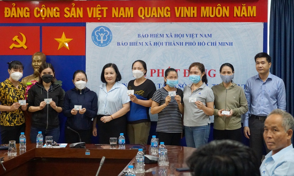 Tặng 1.900 sổ BHXH và thẻ BHYT cho người khó khăn - 3 Tặng 1.900 sổ BHXH và thẻ BHYT cho người khó khăn - 3